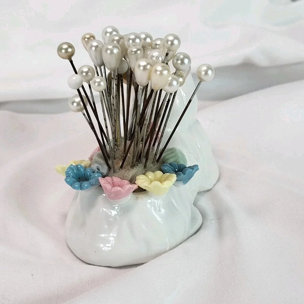 White Persian Kitty Cat w Flowers Porcelain Pin Cushion Pearl Tip Straight Pins